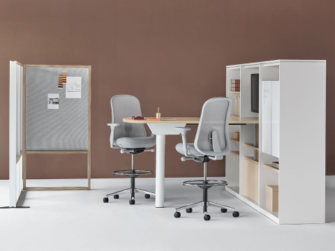 Canvas Group display wall with gray Lino Stools and gray boundary screen. Canvas Beam project table with tan chairs.
