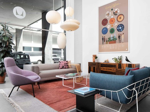 Lounge-Sitzumgebung im Showroom Mailand von Herman Miller.