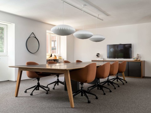 Layout Sitzungstisch mit Holzbeinen und Always Stühle in einem Sitzungsraum.
