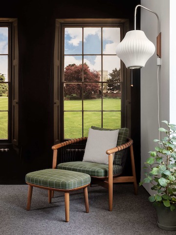 Crosshatch Stuhl und Ottoman vor einem Maharam Digitaldruck.