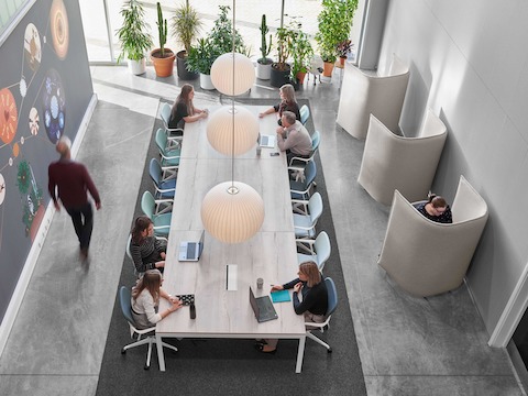 Persone che lavorano a un tavolo Layout Studio con sedute Keyn.
