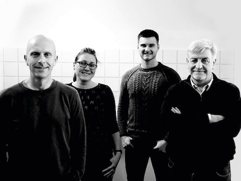 Vier ontwerpers van de Britse studio BroomeJenkins. Selecteer om meer te leren over BroomeJenkins en hun producten, ontwerpdenken en prijzen.