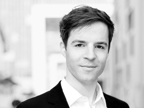 Seleccione para obtener más información sobre los productos, el pensamiento de diseño y los premios de Alexander Lorenz.