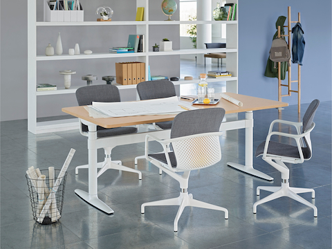 An open meeting space featuring a height-adjustable Atlas Office Landscape table and four gray Keyn chairs.
