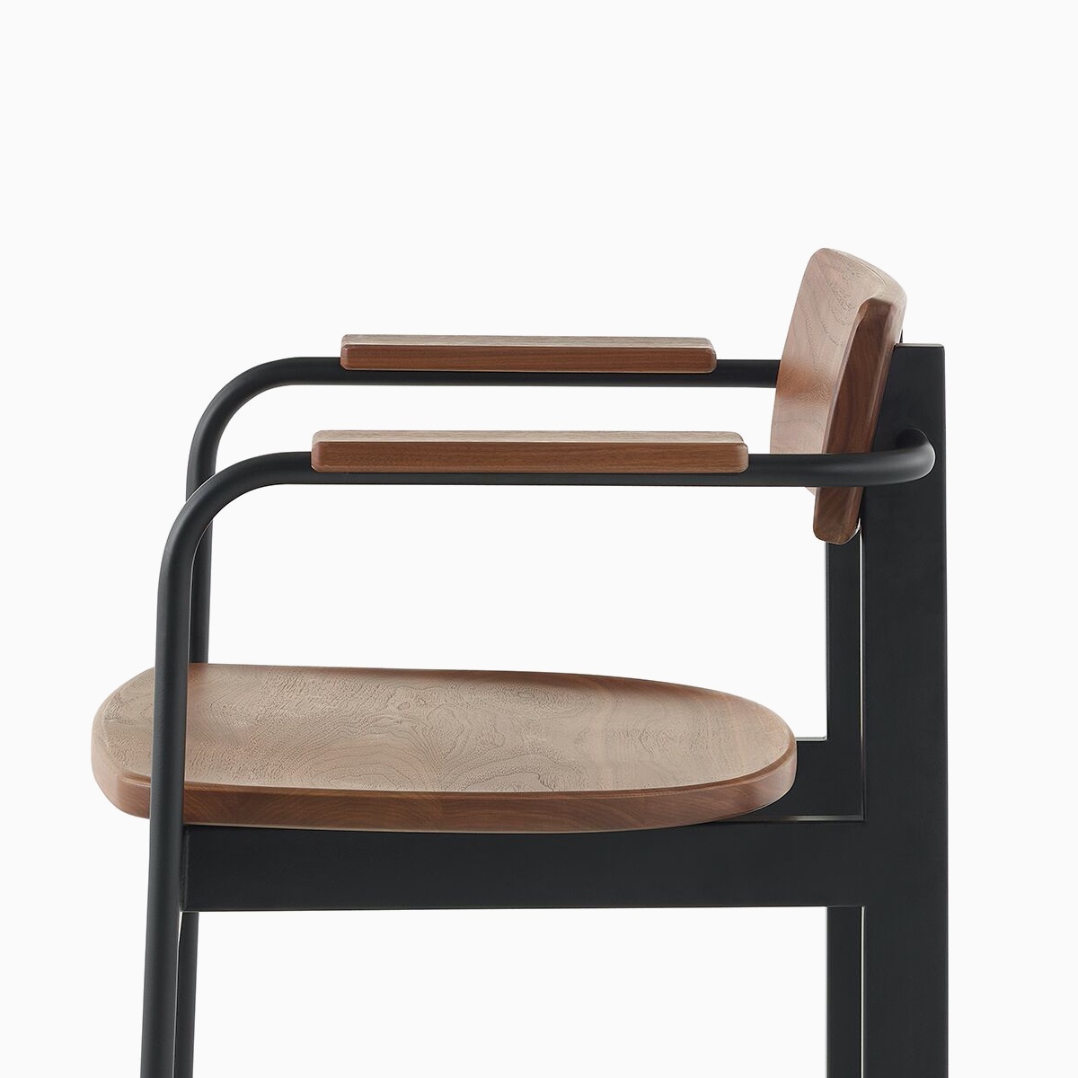 Siège Betwixt avec dossier, assise et accoudoirs en noyer et structure noire.