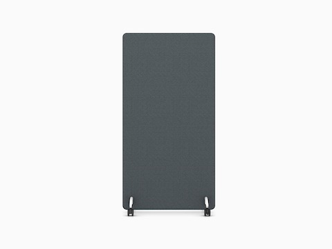 Eine dunkelgraue mobile Trennwand mit weißem Untergestell und schwarzen Laufrollen, von vorne betrachtet.