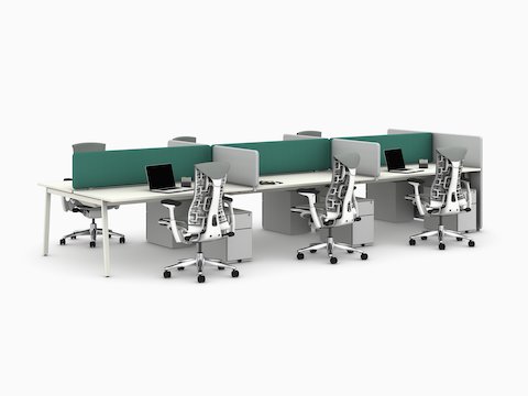 Grüne und graue Trennwände an einem Layout Studio Arbeitsplatz mit sechs Plätzen, sechs grauen Embody Stühlen und sechs Kumi Aufbewahrungs-Sockeln, aus seitlichem Blickwinkel.