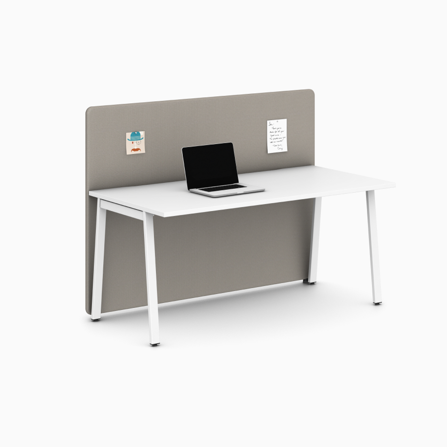 Eine hellbraune bodenstehende Trennwand, montiert an einem weißen Layout Studio-Tisch, aus seitlichem Blickwinkel.