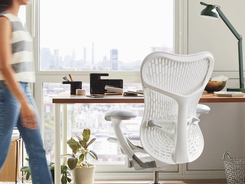 A Mirra 2 Chair with an OE1 Project Table.