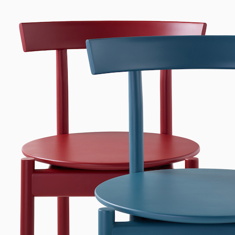 Close up detail of a blue Comma Chair in front of a red Comma Chair.
