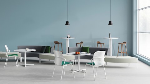 Eine offene Plaza mit diversen Sitzoptionen, arrangiert um Everywhere Tables in verschiedenen Höhen.