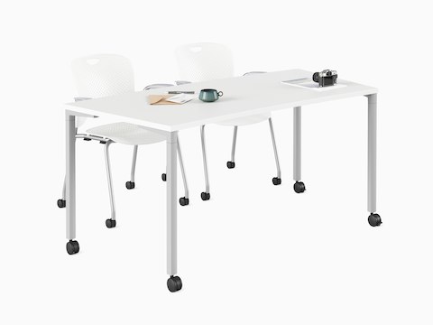 Weißer, gebogener Everywhere Table für Unterrichtsräume mit zwei Caper Stapelstühlen.
