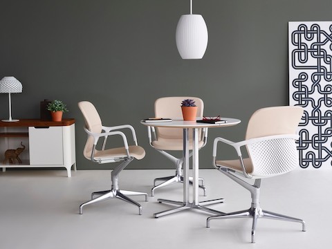 An open meeting area showing three Keyn Chairs around a white Everywhere Table.