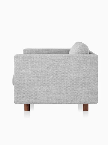 Una seduta lounge Lispenard con gambe in legno scuro e imbottiture in tessuto, vista laterale leggermente angolare.