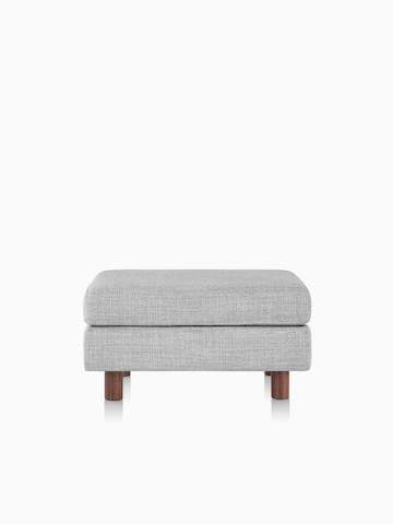 Un ottoman Lispenard imbottito con tessuto grigio, vista frontale.