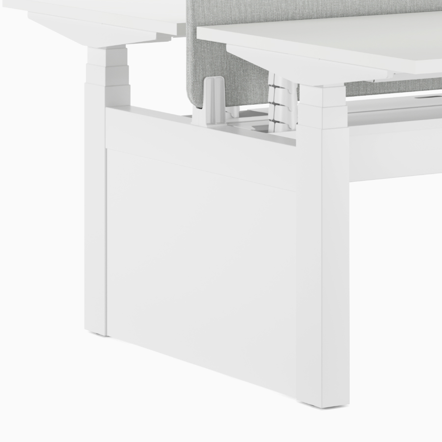 Nevi Link in einer Konfiguration mit zwei gegenüberliegenden Schreibtischen und Bound Screen.