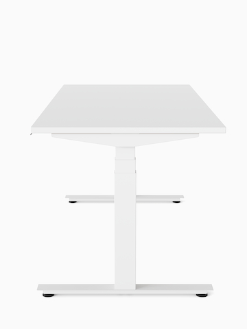 Gros plan d’un bureau assis-debout Nevi blanc, vu de côté.