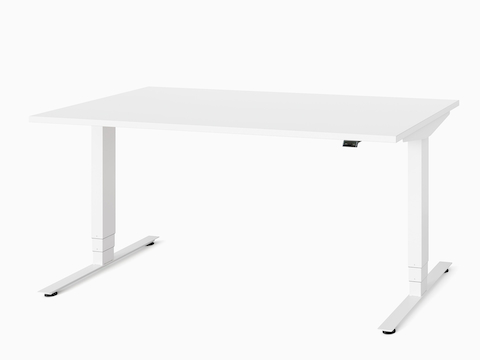Bureau assis-debout Nevi blanc réglé en position assis, vu depuis un certain angle.
