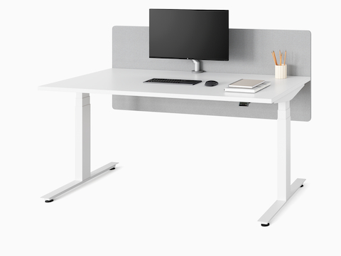 Un bureau assis-debout Nevi blanc avec un écran de séparation gris en position debout.