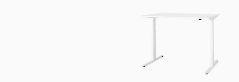Bureau assis-debout Nevi blanc réglé en position debout, vu depuis un certain angle.