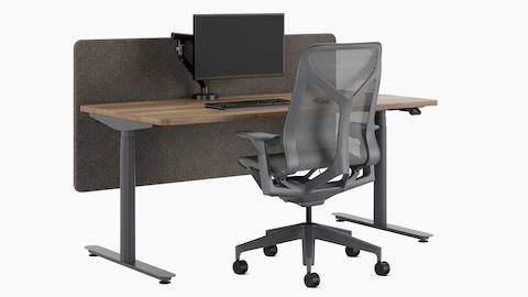 Un bureau assis-debout Nevi à pieds ronds, un écran Bound et un fauteuil Cosm à dossier mi-haut.