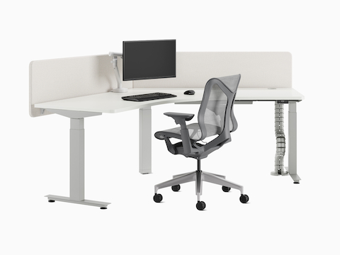 Un bureau assis-debout Nevi doté d'un plan de travail à 120 degrés, accompagné d'une chaise Cosm à dossier bas.