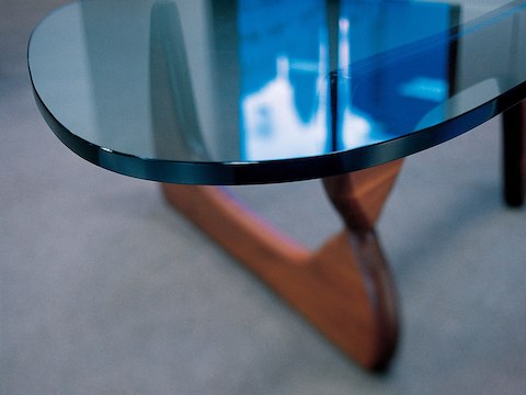 Close view of the 3/4-inch glass top on a Noguchi Table. 