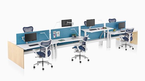 Dos ejecuciones de superficies de trabajo Renew Link separadas por Pari Screens azules y atendidas por Mirra 2 Chairs azules.