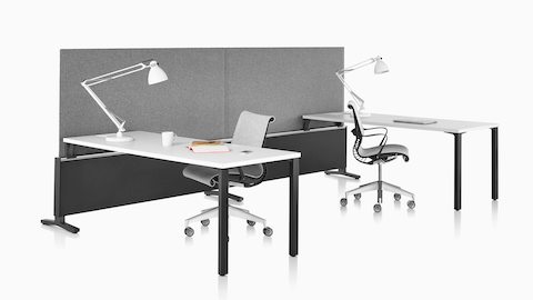 Gris Pantallas Pari conectadas al riel central de dos estaciones de trabajo Canvas Dock con gris claro Setu Chairs.