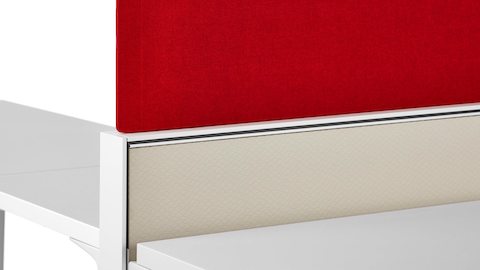 Una pantalla Pari roja unida a la parte superior de un marco de pared Canvas.