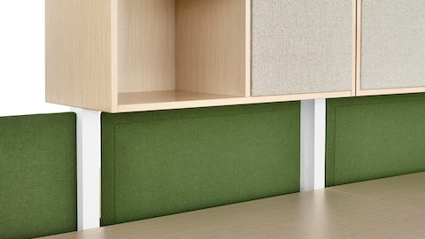 Las pantallas Pari con un toque verde se ajustan entre la parte superior y la superficie de una estación de trabajo Canvas Dock.