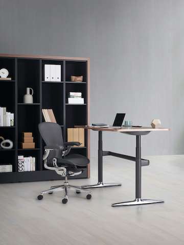 Atlas高度可调式桌子和Aeron座椅的背后有一套由木制框架和黑色置物架构成的Port储物系统。