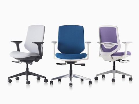 グレー、ブルー、パープルの三脚のポッシュ エクスプレス2チェアの正面と背面。