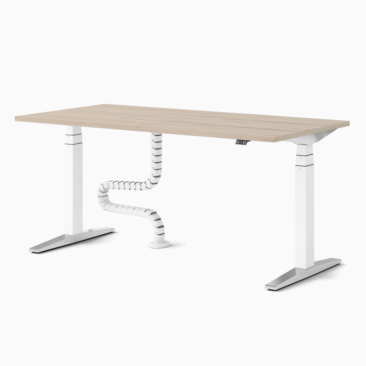 Ein einzelner höhenverstellbarer Ratio Schreibtisch mit einer Holz-Arbeitsfläche und Kabelverbindung von Boden zu Arbeitsplatte.