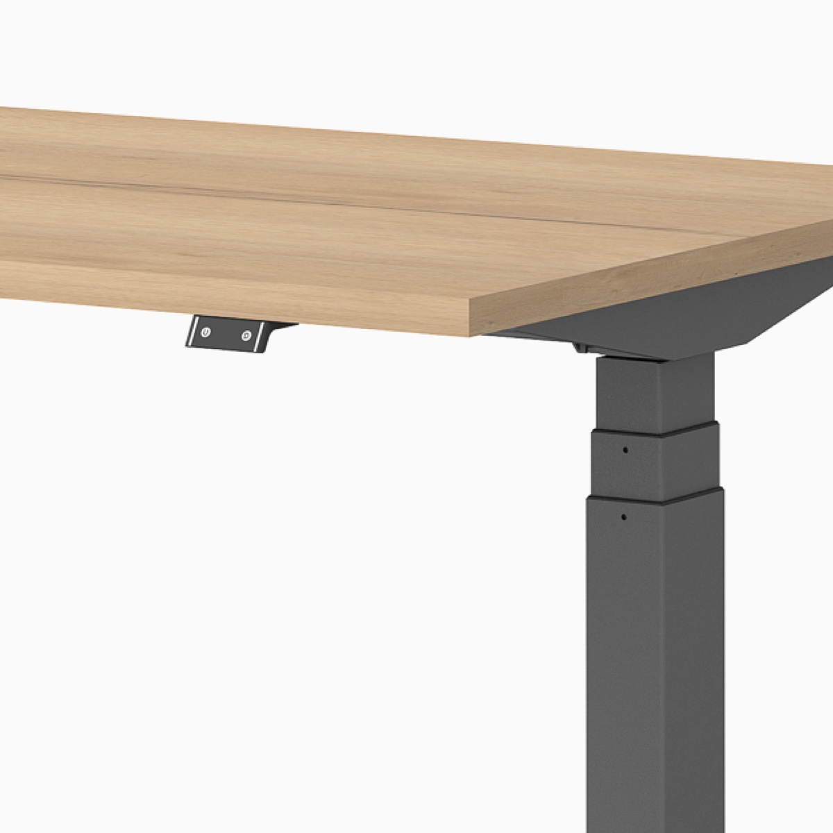 Ein einzelner höhenverstellbarer Ratio Schreibtisch mit Arbeitsplatte in Eiche und Untergestell in Graphite.