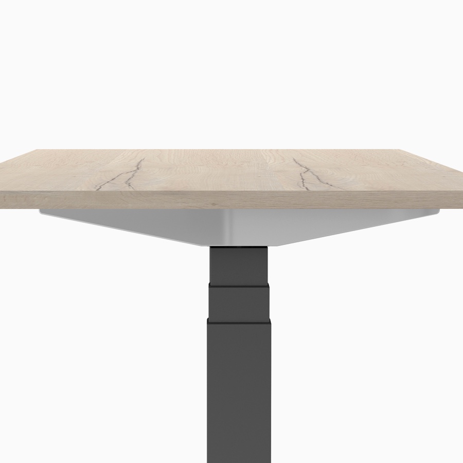 Nahansicht einer Arbeitsplatten-Stütze aus poliertem Aluminium.