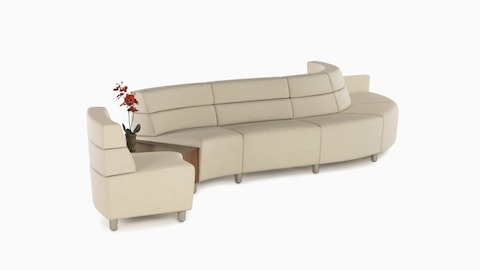 間にあるテーブルを持つ、ベージュのミッドバック ステップス ラウンジシステム シーティングモジュールの曲線的な組み合わせ。