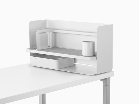 Een kleine witte Ubi-desktoporganizer met een boekensteun, potloodbeker en opbergdoos.