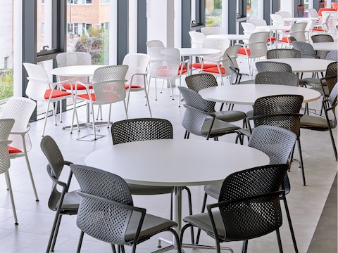 Keyn Stühle in einem Café.