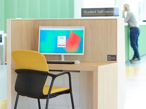 Keyn Stühle in einer Bibliothek.