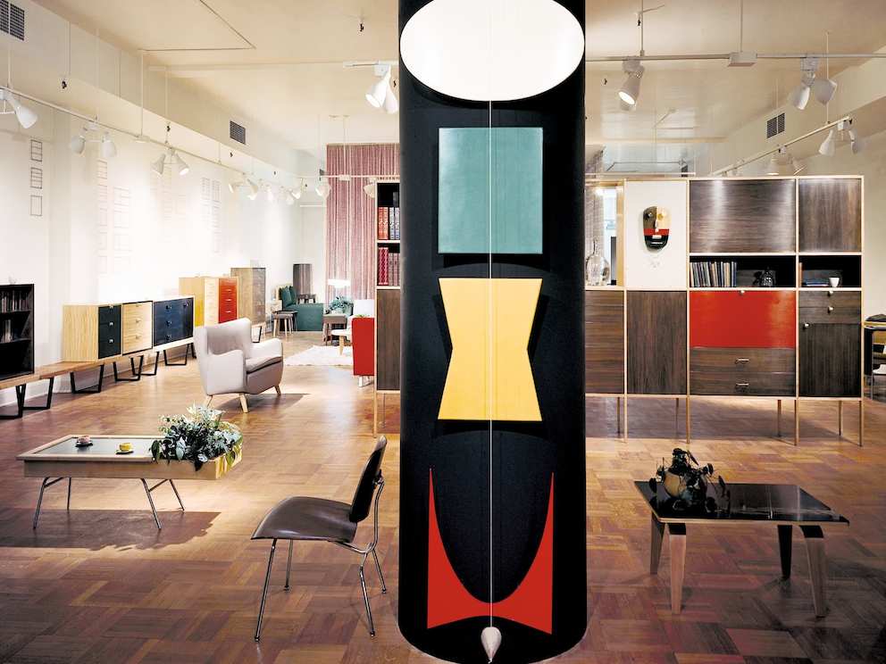 A color archival photo of George Nelson’s Chicago showroom for Herman Miller in 1949.